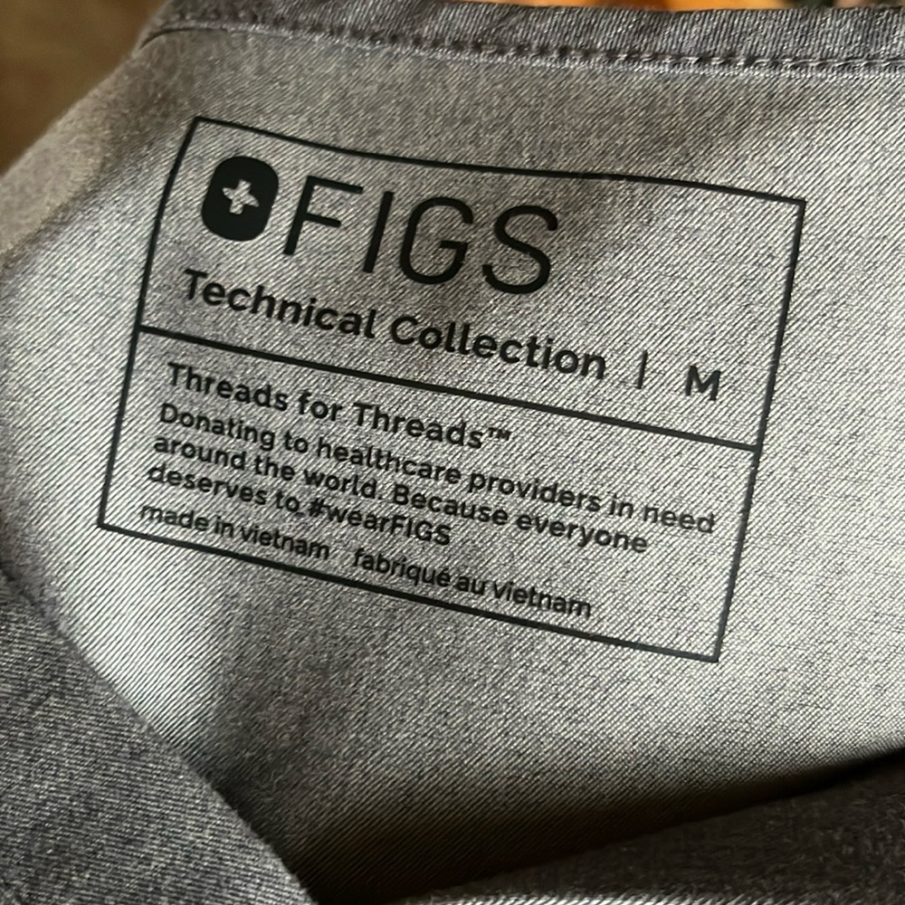 Figs Casma Three-Pocket Scrub Top Graphite size M